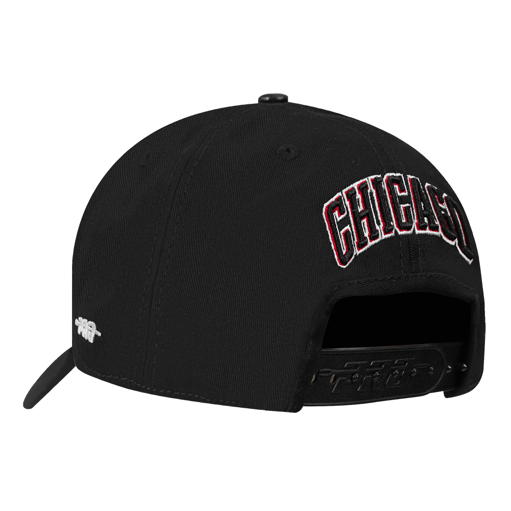 Mens Chicago Bulls Classic Logo Snapback Cap